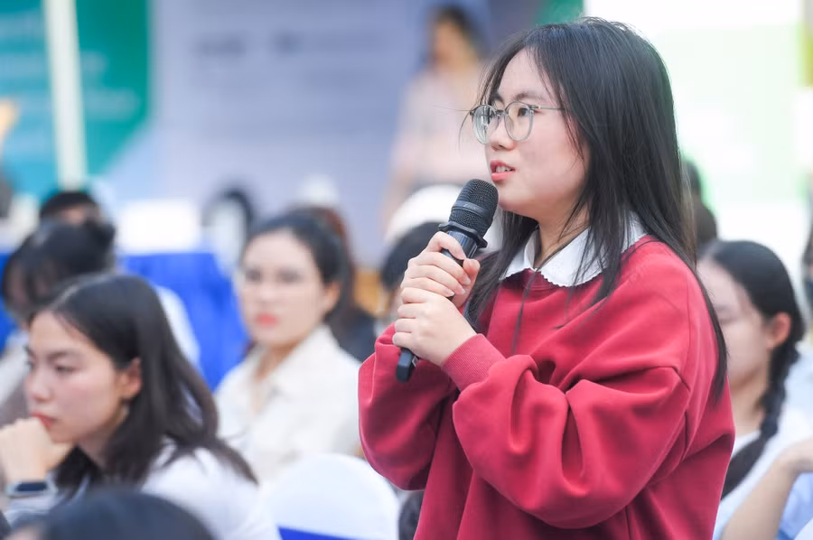 Học sinh Trường THPT Nguyễn Gia Thiều tham gia ngày hội tư vấn hướng nghiệp. Ảnh: Vân Anh