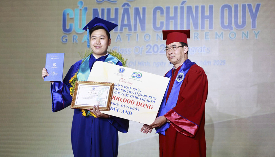 TS Lê Trường Sơn, Hiệu trưởng nhà trường, trao học bổng toàn phần chương trình đào tạo tiến sĩ cho Cao Đức Anh. bon-nam-mot-loi-hua-mot-ky-tich-1.jpg