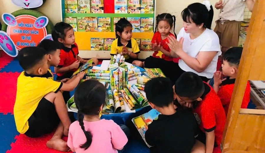 Cô trò Trường Mầm non xã Tà Hộc, huyện Mai Sơn (Sơn La).