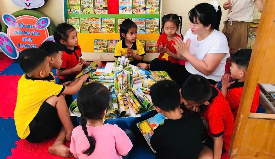 Cô trò Trường Mầm non xã Tà Hộc, huyện Mai Sơn (Sơn La).