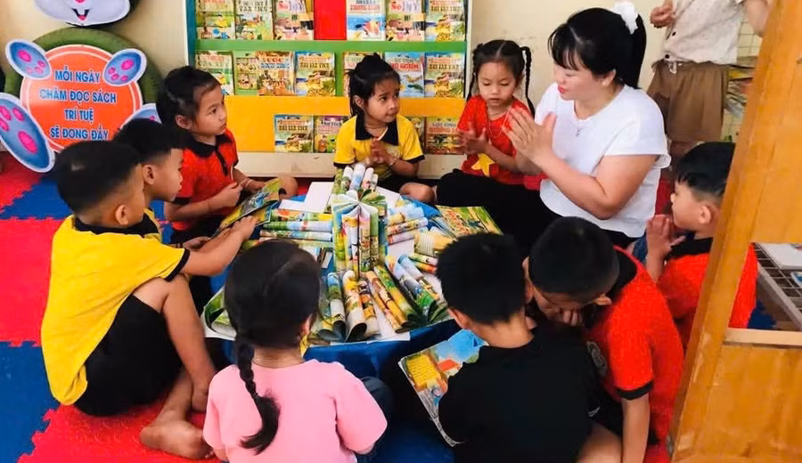 Cô trò Trường Mầm non xã Tà Hộc, huyện Mai Sơn (Sơn La).