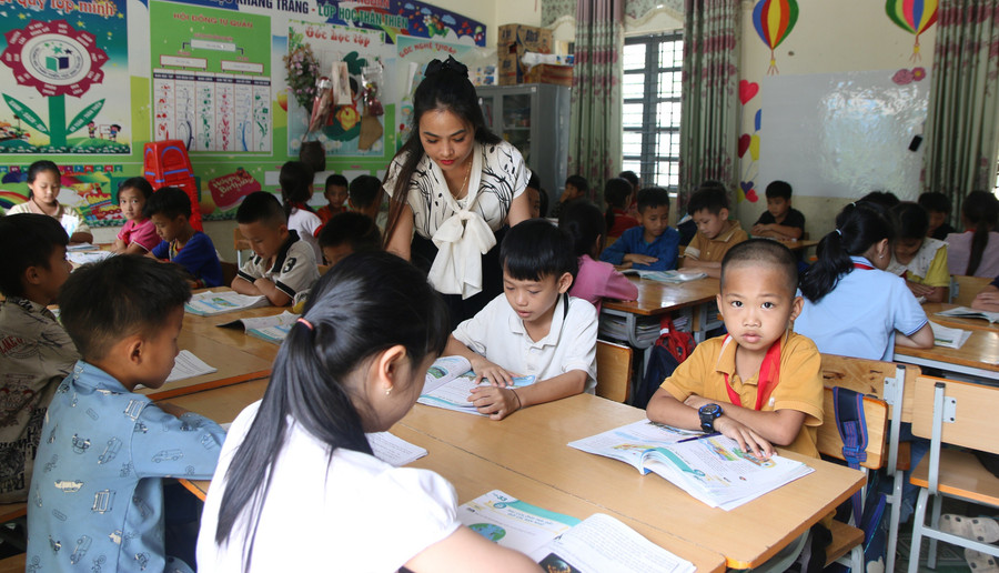 Cô trò Trường PTDTBT Tiểu học Nậm Hàng, huyện Nậm Nhùn (Lai Châu). tuyen-dung-giao-v-ien-1.jpg