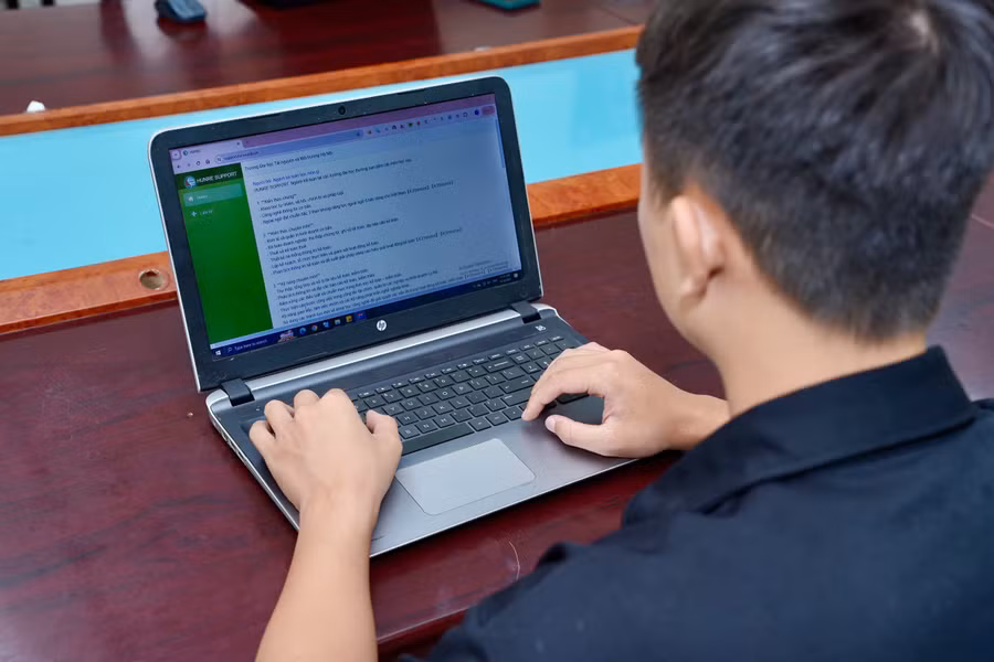 Sinh viên hào hứng, khai thác thông tin với ứng dụng sản phẩm HUNRE AI.