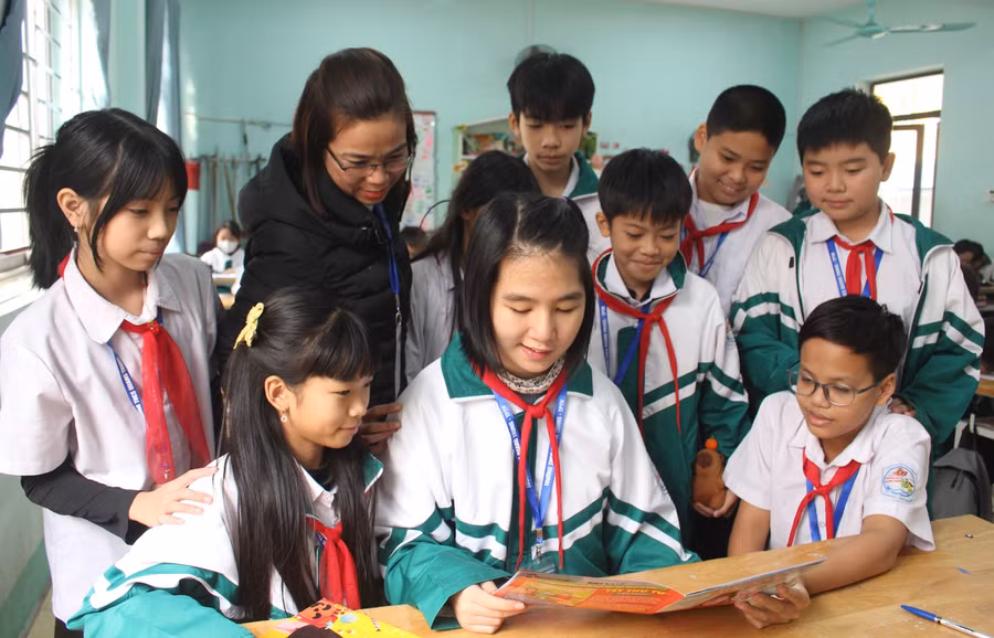 Em Nguyễn Tú Quỳnh - học sinh lớp 6A6, Trường THCS Quang Trung, TP Thái Nguyên trong vòng tay yêu thương của thầy cô, bạn bè.