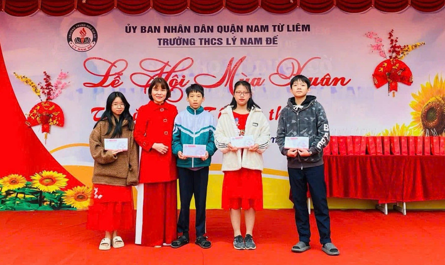 Ban Giám hiệu và Ban đại diện cha mẹ học sinh trao quà Tết cho học sinh có hoàn cảnh khó khăn Trường THCS Lý Nam Đế. Ảnh: Đình Tuệ lo-tet-cho-tro-ngheo-giao-vien-kho-khan-2.jpg