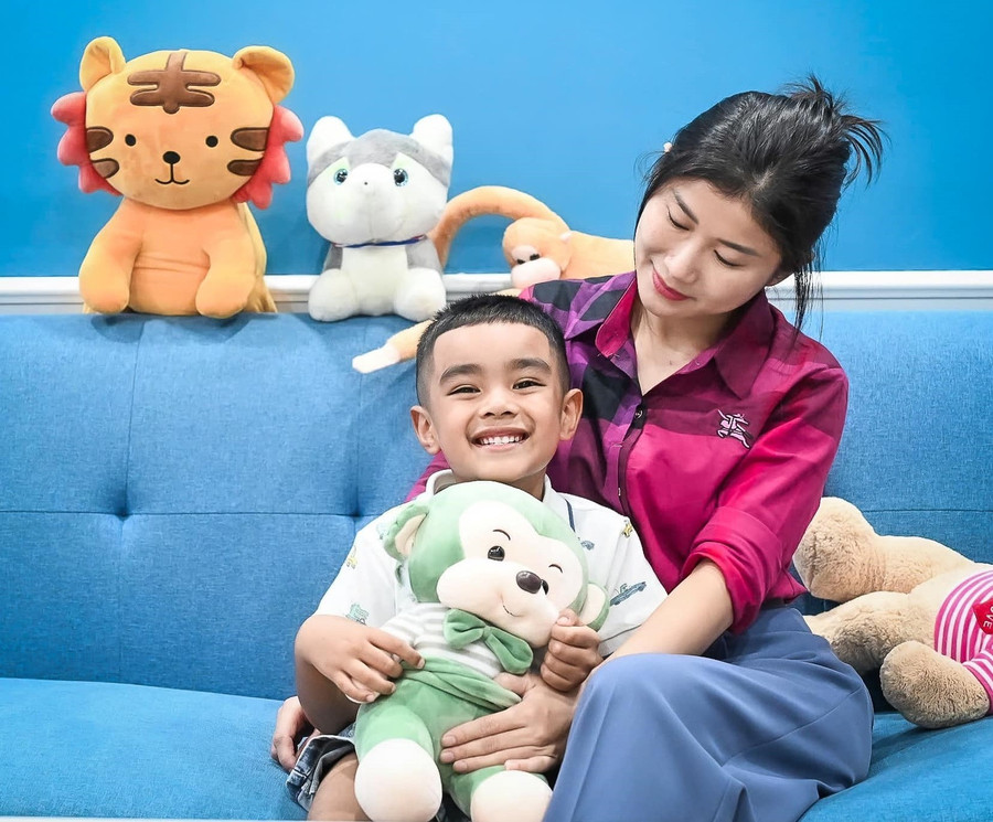 Xây dựng một môi trường gia đình cởi mở và thấu hiểu là chìa khóa giúp con cái tự tin chia sẻ, mạnh dạn bày tỏ ý kiến. Ảnh: Hoàng Toàn. tro-thanh-ban-dong-hanh-cua-con1.jpg