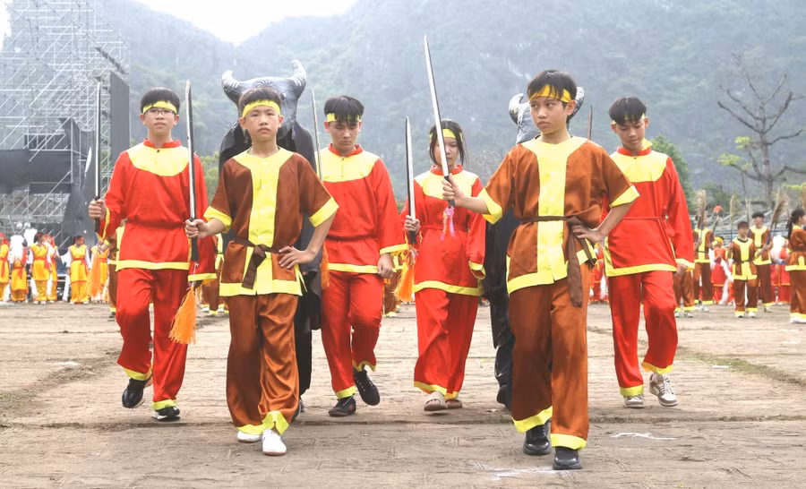 Học sinh Trường THCS Đinh Tiên Hoàng (Ninh Bình) tham gia lễ hội Hoa Lư. Ảnh: NTCC