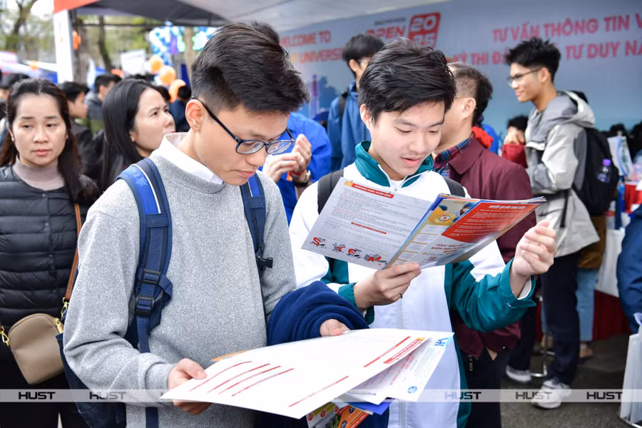 Học sinh tham dự Open Day 2025 tại Đại học Bách khoa Hà Nội. Ảnh: Duy Thành
