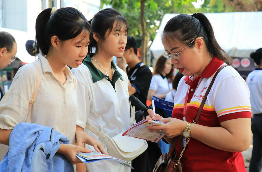 Bộ phận tuyển sinh Trường Cao đẳng Lý Tự trọng tư vấn về chương trình học cho học sinh. Ảnh: T.N