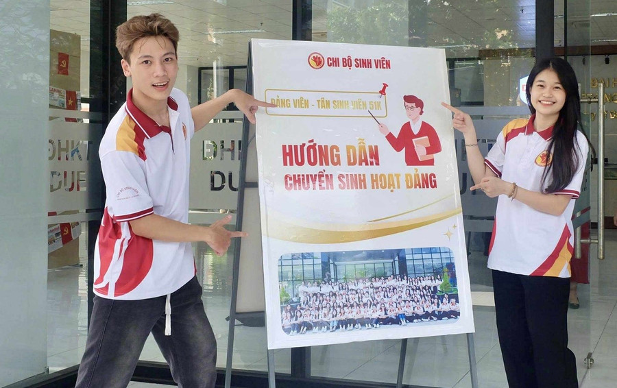 Chi bộ sinh viên Trường Đại học Kinh tế – Đại học Đà Nẵng hỗ trợ đón tân sinh viên làm thủ tục nhập học năm 2025.