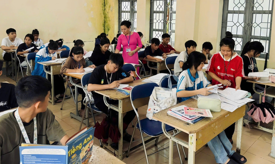 Cô Khương Thị Thanh Bình - Trường THPT Mường Nhé trong một tiết dạy.