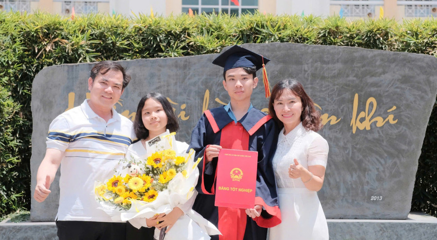Cô Võ Thị Minh Ngọc cùng gia đình nhỏ. Ảnh: NCCC tu-co-be-lam-thue-thanh-tien-si-vat-ly-dau-tien-o-gia-lai-1.jpg