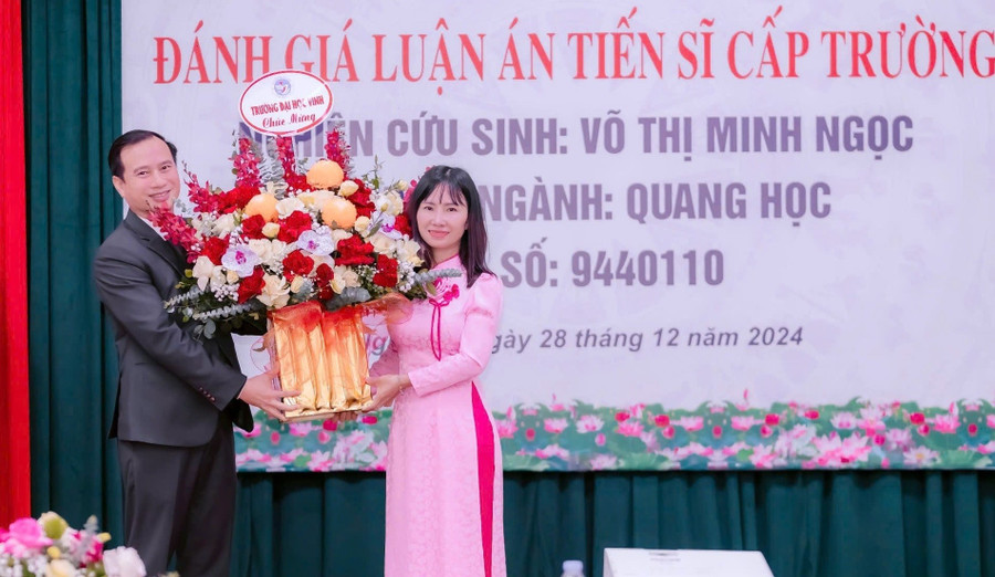 GS.TS Nguyễn Huy Bằng - Hiệu trưởng Trường Đại học Vinh tặng hoa chúc mừng tân TS Võ Thị Minh Ngọc. Ảnh: NVCC tu-co-be-lam-thue-thanh-tien-si-vat-ly-dau-tien-o-gia-lai-3.jpg