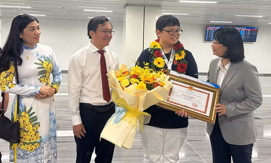 Lãnh đạo UBND TPHCM đã trao tặng bằng khen và 50 triệu đồng ghi nhận thành tích Đức Mân. Ảnh: M.A