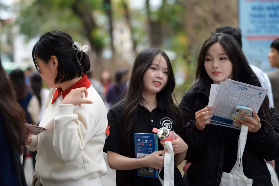 Thí sinh tham dự Ngày hội lựa chọn nguyện vọng xét tuyển năm 2025. Ảnh: Nam Trần