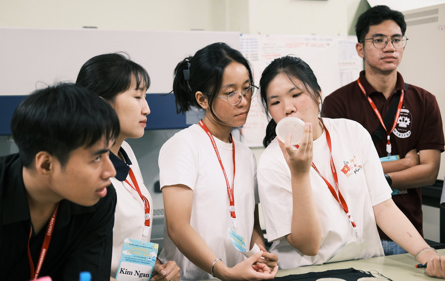 Hồ Thái Anh Thi (thứ 2 bên phải) cùng nhóm của mình say mê nghiên cứu. Ảnh: HCMUT