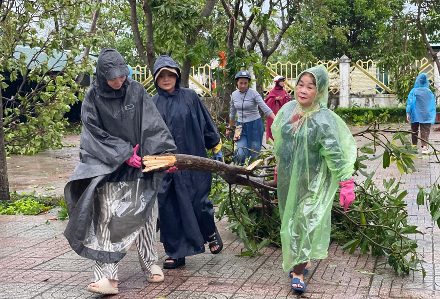 Giáo viên Trường Tiểu học Mai Phụ (xã Mai Phụ, Hà Tĩnh) tạm gác việc nhà chung tay dọn dẹp, vệ sinh trường lớp, chiều 29/9. Ảnh: Hồ Phương