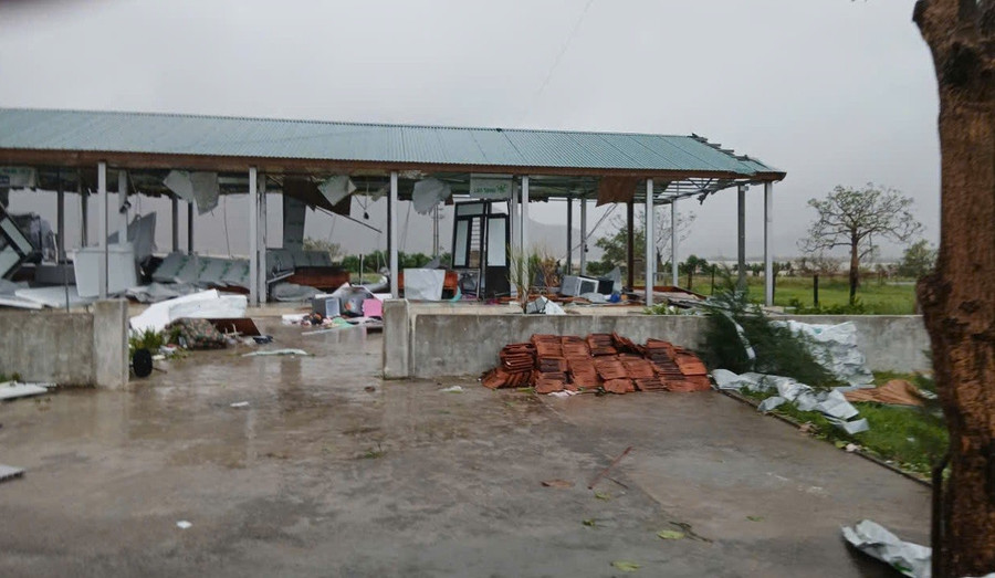 Dãy phòng học lắp ghép Trường Tiểu học Kỳ Thịnh ngổn ngang sau bão. Ảnh: Hồ Phương truong-hoc-mien-trung-sau-bao-bualoi-3.jpg