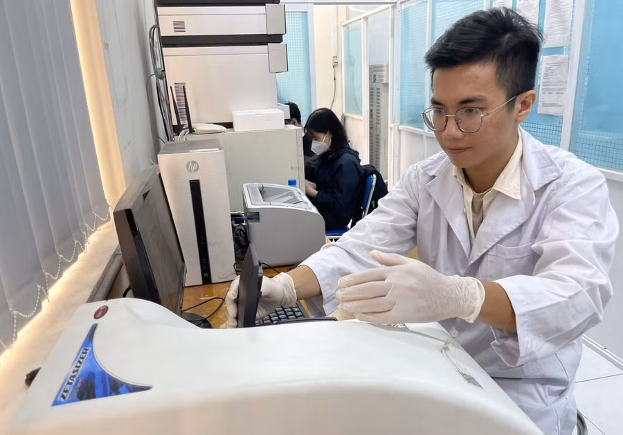 Lê Hoàng Nhật Nam thí nghiệm trong nghiên cứu chế tạo vật liệu giúp tăng hiệu quả điều trị viêm đại tràng. 