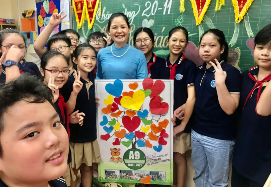 Học sinh tri ân nhà giáo Vũ Thị Cúc trong buổi lễ kỷ niệm Ngày Nhà giáo Việt Nam.