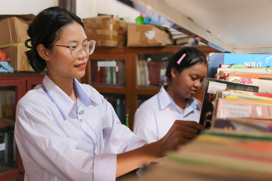 Học sinh thích thú với nhiều loại đầu sách trong thư viện. ong-lac-thu-vien-thap-sang-van-hoa-doc-lang-que-xu-nghe-1.jpg