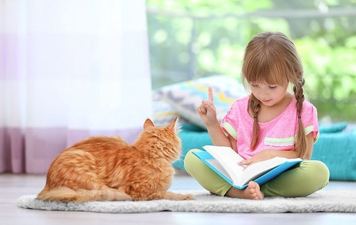 Cha mẹ cần hướng dẫn trẻ cách ứng xử với vật nuôi để đảm bảo an toàn. Ảnh minh họa.