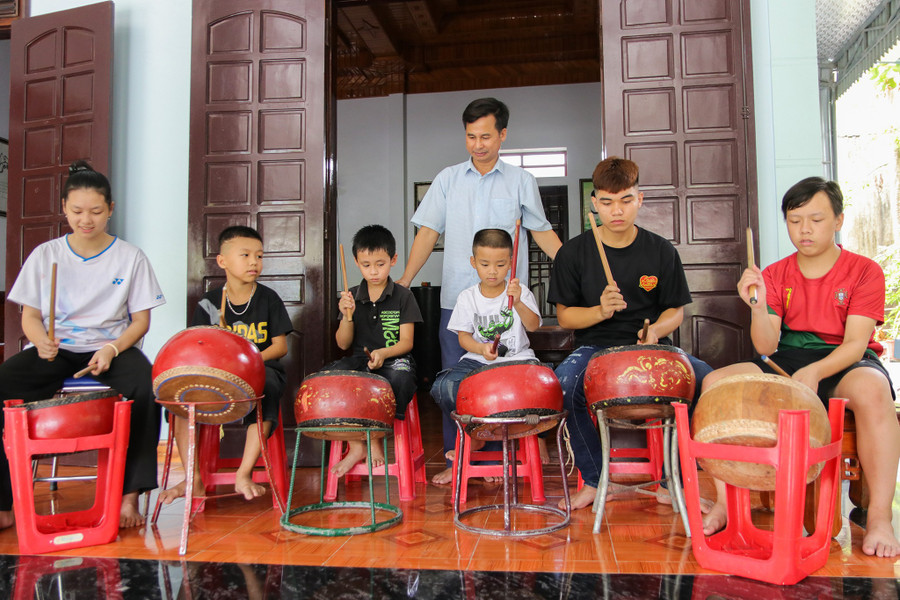 thay-giao-giu-lua-nghe-thuat-trong-te-2.jpg