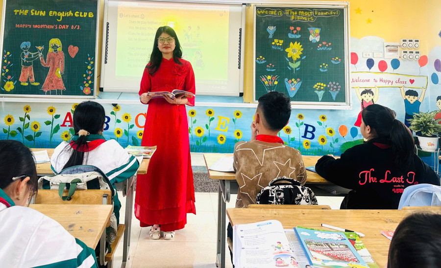 Giờ học tiếng Anh tại Trường Tiểu học Vạn Thắng (Ba Vì, Hà Nội). Ảnh: NTCC
