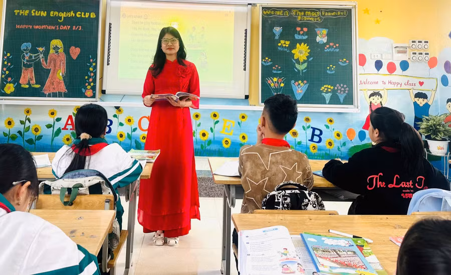 Giờ học tiếng Anh tại Trường Tiểu học Vạn Thắng (Ba Vì, Hà Nội). Ảnh: NTCC