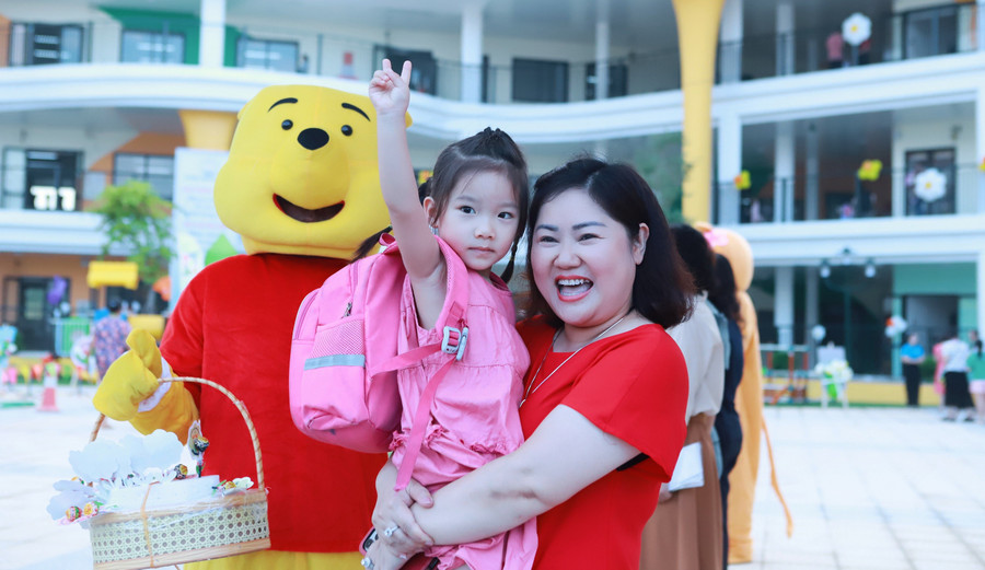 Cô và trò Trường Mầm non Họa Mi, phường Hoàng Liệt, Hà Nội. Ảnh: Đình Tuệ