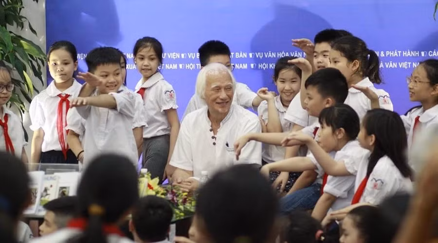 Các em học sinh hào hứng giao lưu với nhà văn Vũ Hùng. Ảnh: docsachcungcon.com.