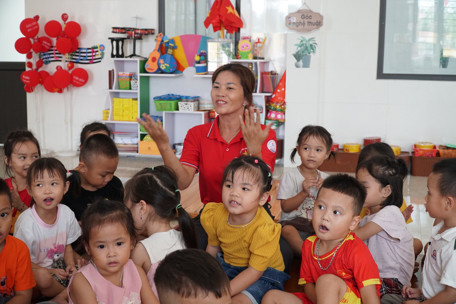 គ្រូបង្រៀនថ្នាក់មត្តេយ្យជាច្រើននាក់នៅខេត្តង៉េអាន ដែលបច្ចុប្បន្នកំពុងសិក្សាថ្នាក់ទី៣ កំពុងរង់ចាំការឡើងឋានៈដល់ថ្នាក់ទី២។ (រូបថត៖ ហូឡាយ) khan-truong-xet-thang-hang-giao-vien-2-8704.jpg