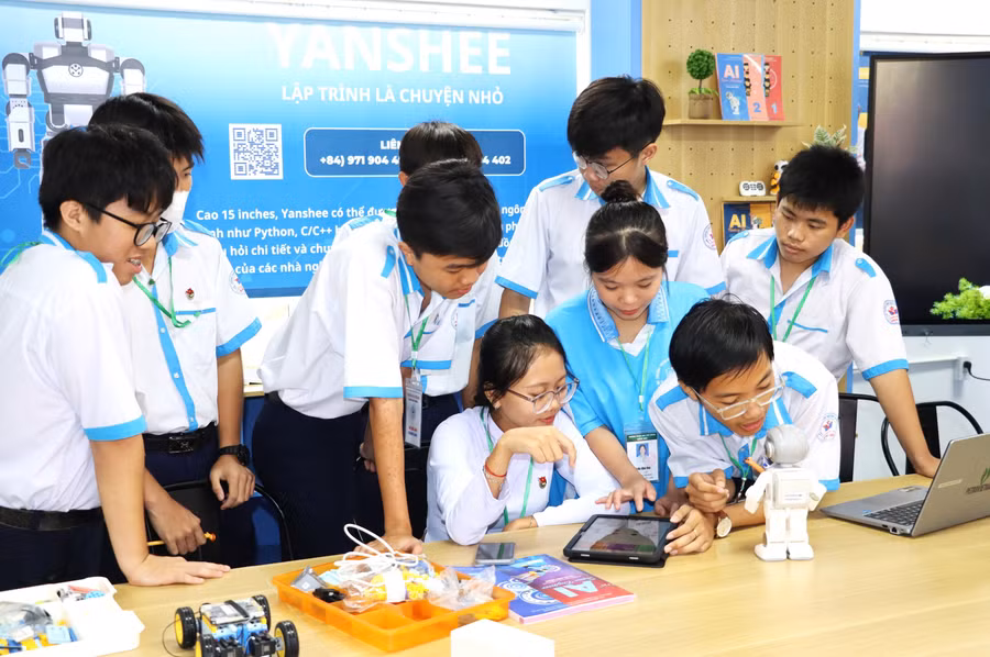 Học sinh Trường THPT Đầm Dơi (Cà Mau) ứng dụng AI trong học tập. Ảnh: QM