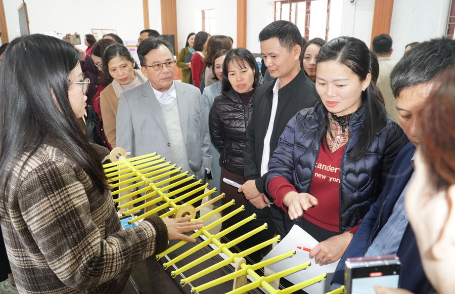Giáo viên các trung tâm GDNN-GDTX trên địa bàn tỉnh Nghệ An tham gia hội thi đồ dùng dạy học tự làm. Ảnh: Hồ Lài