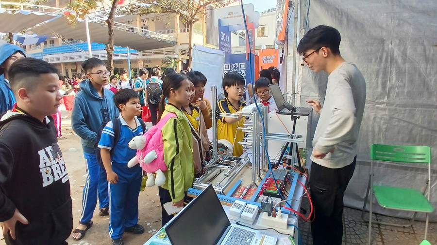 Students of Da Nang Secondary School explore the STEM Education model at the exhibition booth of Da Nang Food and Foodstuff College. Photo: NTCC mo-hinh-truong-trung-hoc-ky-thuat-2.jpg