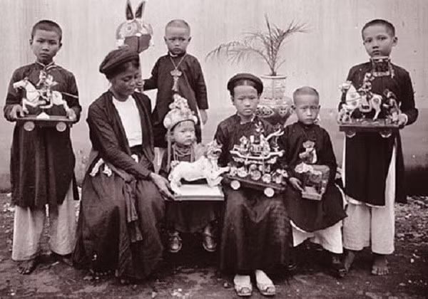 Con cháu chúc ông bà, các bậc bề trên nhân ngày Tết Nguyên đán. Ảnh minh họa: INT.