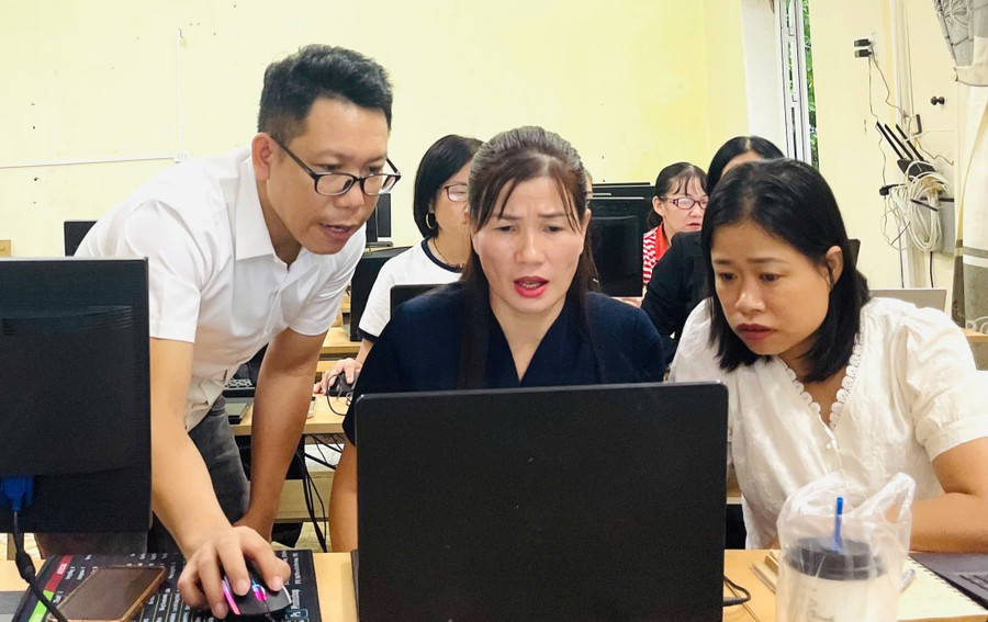 Giáo viên Trung tâm Giáo dục thường xuyên - Tin học, Ngoại ngữ tỉnh Quảng Trị bồi dưỡng kỹ năng AI. Ảnh: NTCC