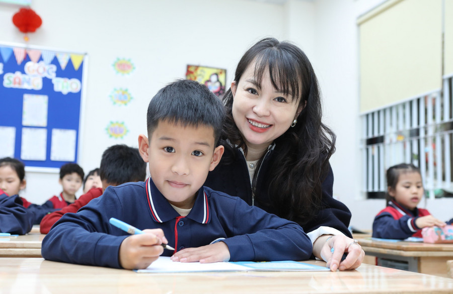 Cô trò Trường Tiểu học Đống Đa (Đống Đa, Hà Nội) trong giờ học trên lớp. Ảnh: Đình Tuệ