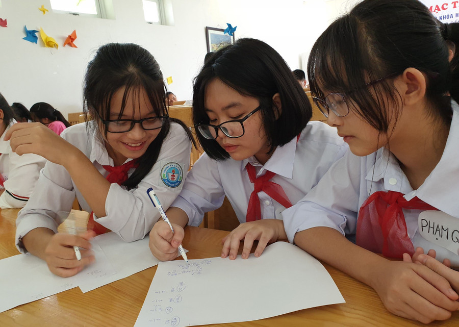 Học nhóm cùng bạn giúp học sinh thêm cảm hứng, say mê học tập. Ảnh: ITN tao-suc-de-khang-3.jpg