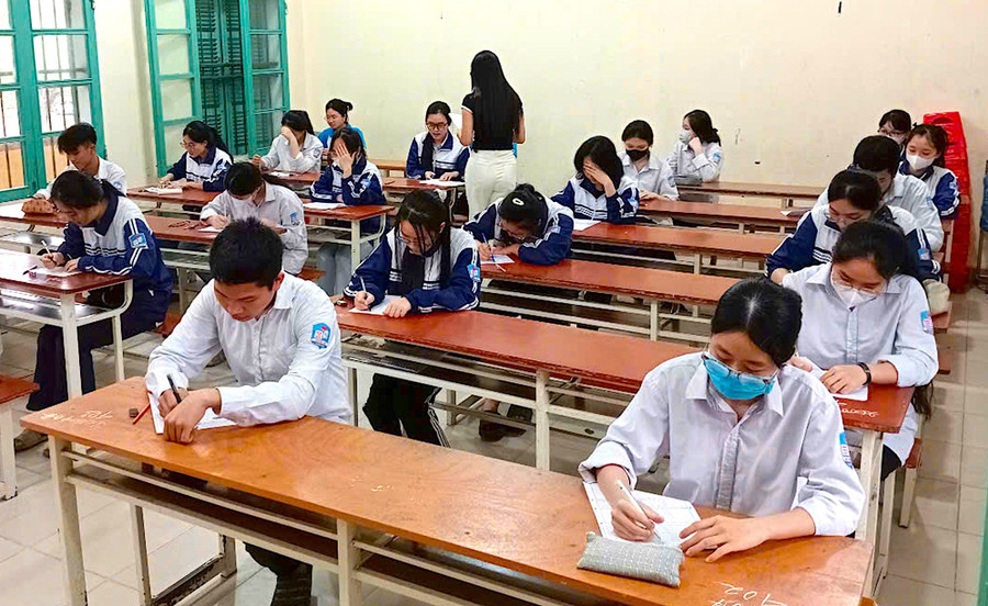 Học sinh lớp 12 thi khảo sát chất lượng năm học 2024 - 2025 tại Trường THPT Quỳnh Côi (Quỳnh Phụ, Thái Bình). Ảnh: Đinh Chiến tao-suc-de-khang-2.jpg