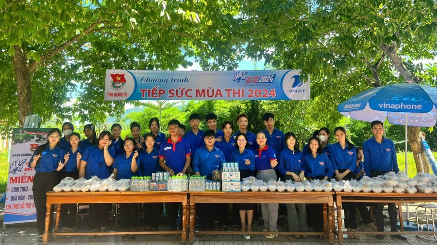 Đội “Tiếp sức mùa thi” được bố trí các điểm thi để hướng dẫn và hỗ trợ thí sinh trong kỳ thi năm 2024.