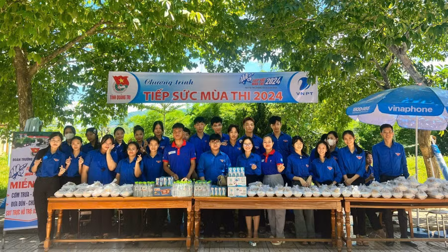 Đội “Tiếp sức mùa thi” được bố trí các điểm thi để hướng dẫn và hỗ trợ thí sinh trong kỳ thi năm 2024.