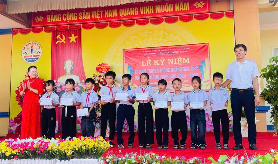 Trường Tiểu học Đỉnh Bàn (Thạch Khê, Hà Tĩnh) đã kêu gọi được các nguồn hỗ trợ cho học sinh sau bão. Ảnh: Hồ Phương