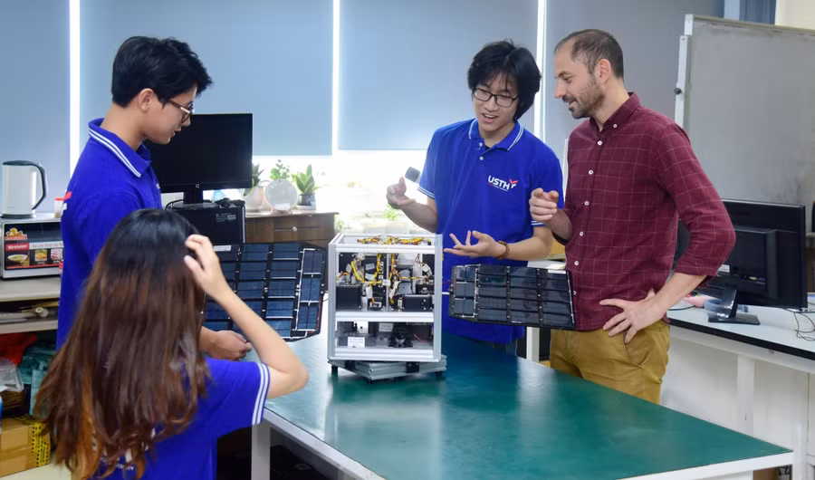 Giờ thực hành của sinh viên Trường Đại học Khoa học và Công nghệ Hà Nội. Ảnh: NTCC