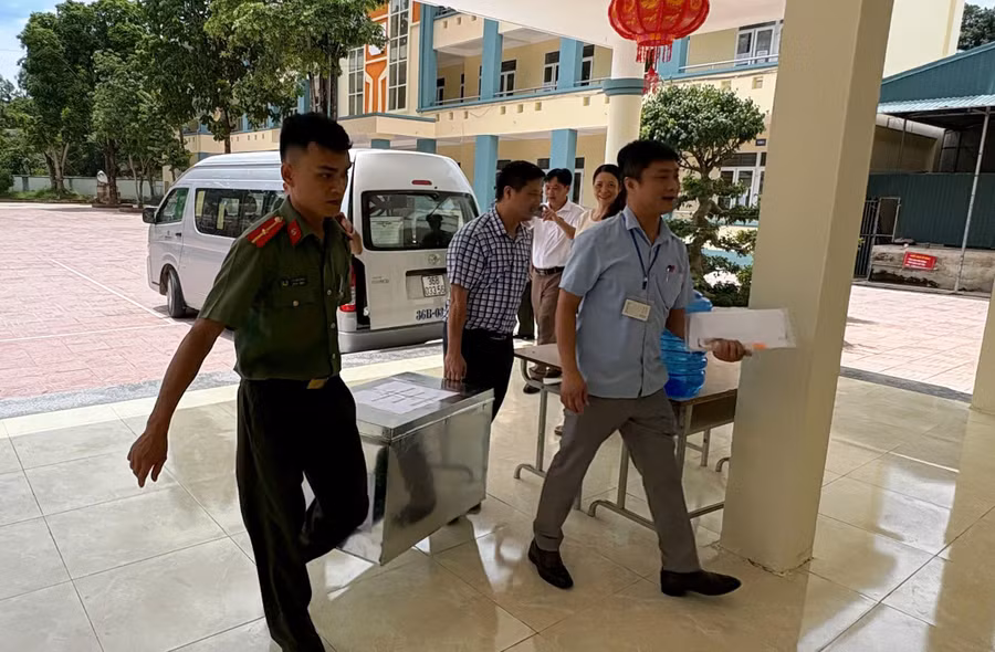 Đề thi được vận chuyển an toàn lên Điểm thi Trường THPT Mường Lát (Thanh Hóa). Ảnh: Thế Lượng