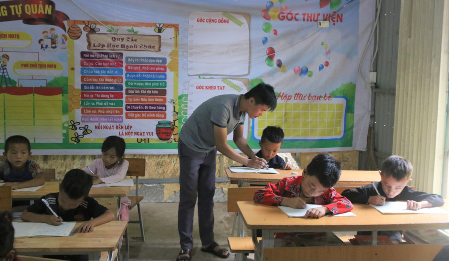 Thầy trò Trường Phổ thông DTBT Tiểu học Nậm Mô (Mường Mô, Lai Châu). Ảnh: Hà Thuận