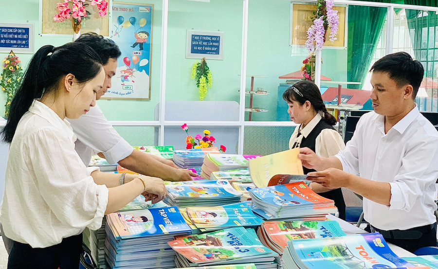 Trường Phổ thông Dân tộc bán trú Tiểu học - THCS Đinh Thanh Kháng (Sơn Tây, Quảng Ngãi) tiếp nhận sách giáo khoa từ phòng GD&ĐT vào đầu năm học mới. Ảnh: NTCC