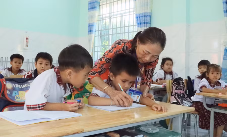 Dù cơ sở vật chất còn thiếu thốn nhưng giáo viên vùng biên đang toàn tâm toàn ý vì sự nghiệp “trồng người”. 