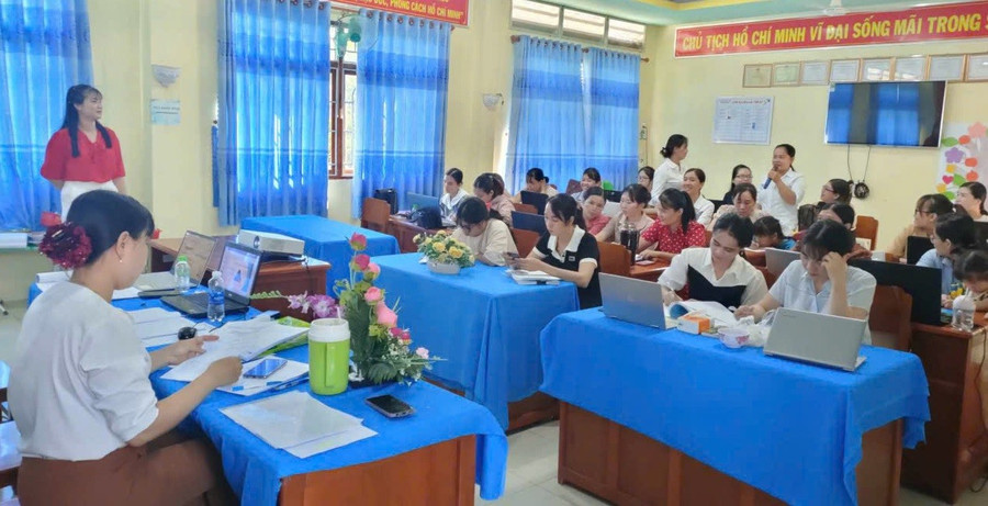 Giáo viên Trường Mầm non Tân Kiều (Đốc Binh Kiều, Đồng Tháp) sắp xếp hồ sơ cho công tác phổ cập. Ảnh: NTCC