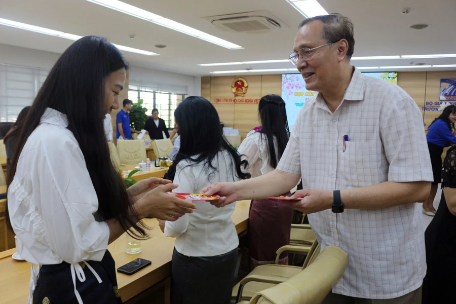 Lãnh đạo Trường Đại học Cửu Long trao lì xì cho sinh viên không về quê ăn Tết. Ảnh: L.H